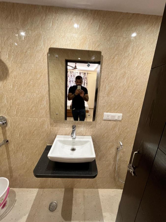 Hotel Mahalaxmi Deluxe New Delhi Exteriör bild