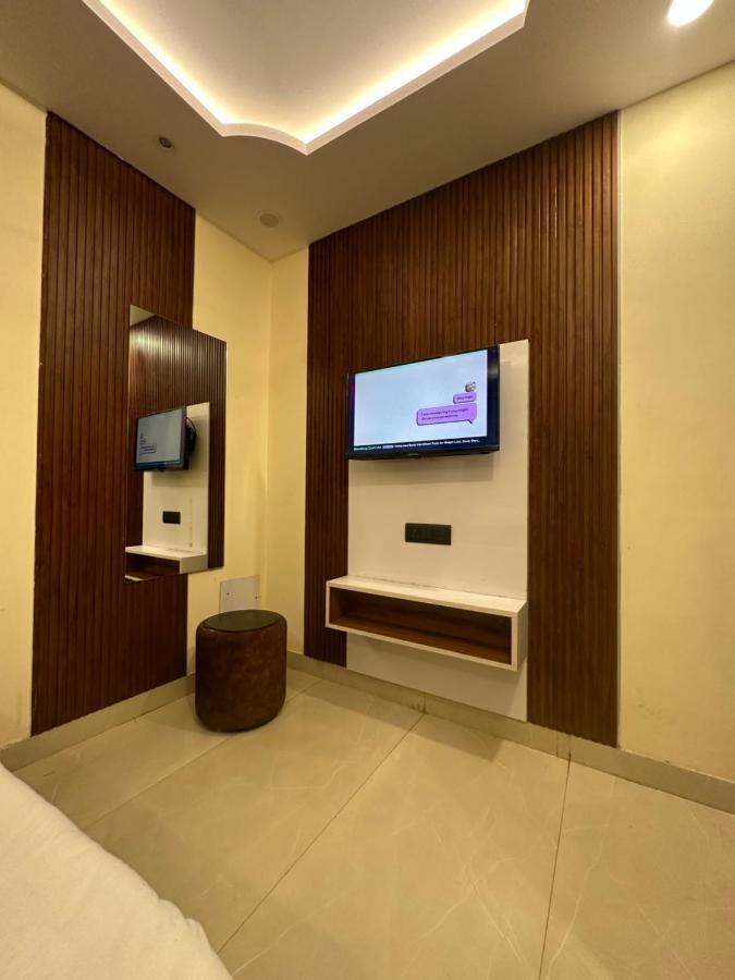 Hotel Mahalaxmi Deluxe New Delhi Exteriör bild