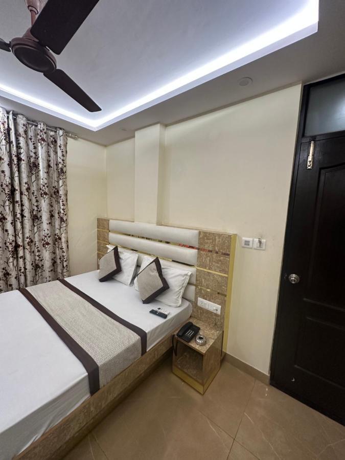 Hotel Mahalaxmi Deluxe New Delhi Exteriör bild