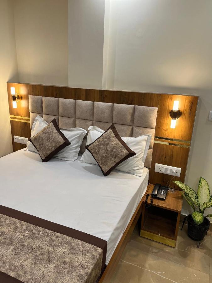 Hotel Mahalaxmi Deluxe New Delhi Exteriör bild