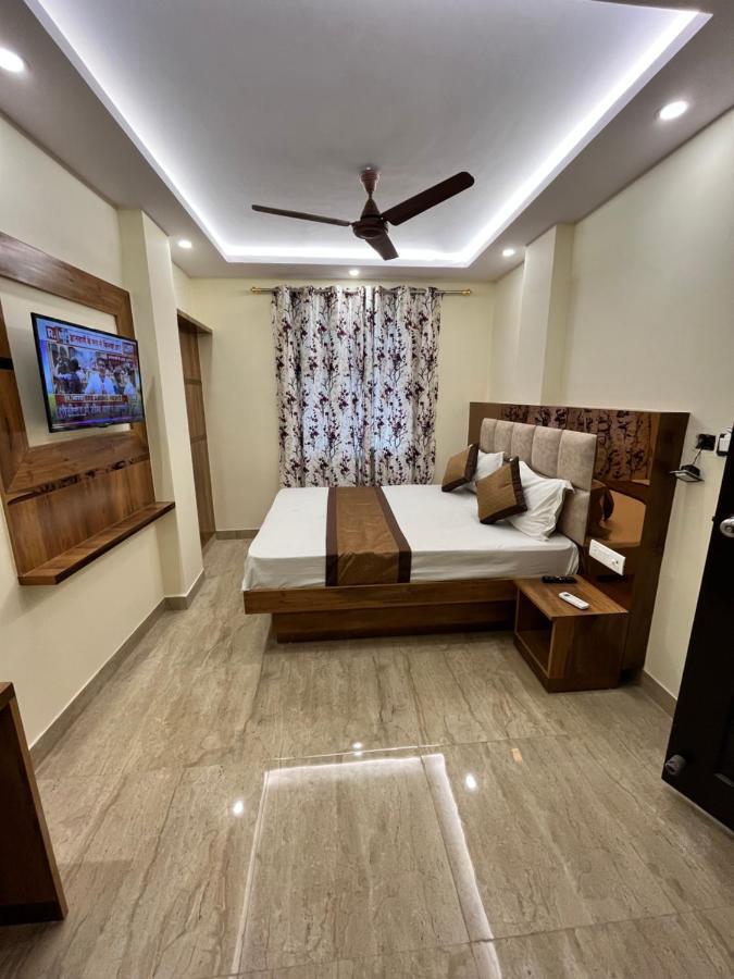 Hotel Mahalaxmi Deluxe New Delhi Exteriör bild