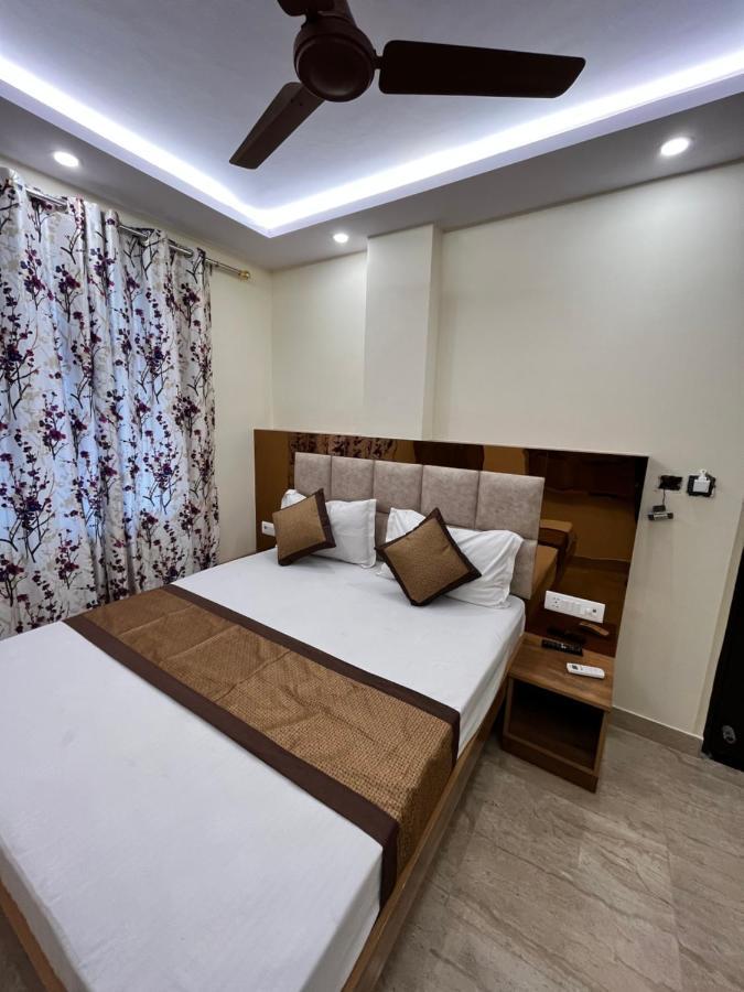 Hotel Mahalaxmi Deluxe New Delhi Exteriör bild