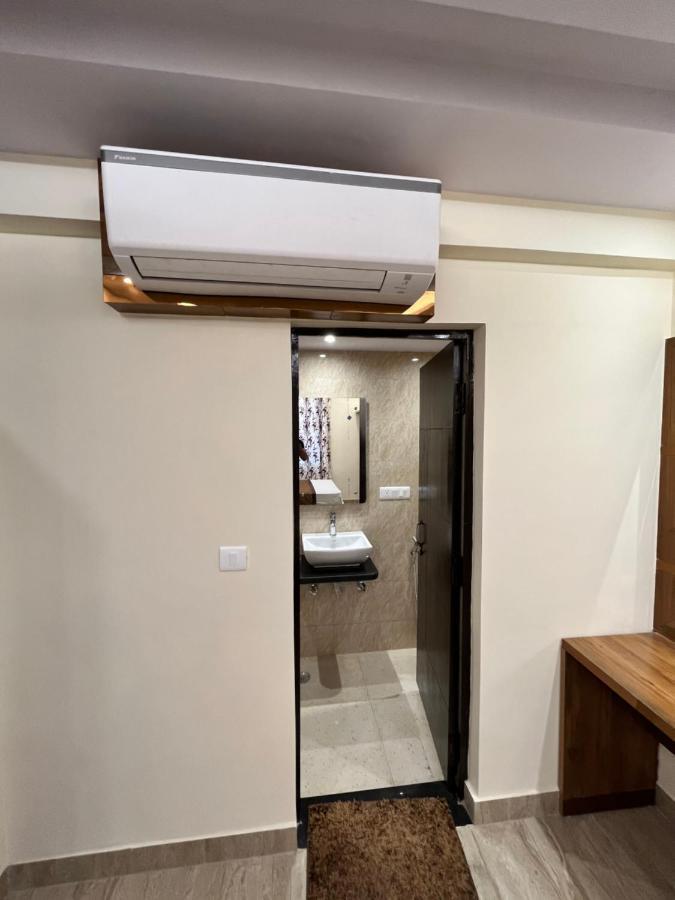 Hotel Mahalaxmi Deluxe New Delhi Exteriör bild
