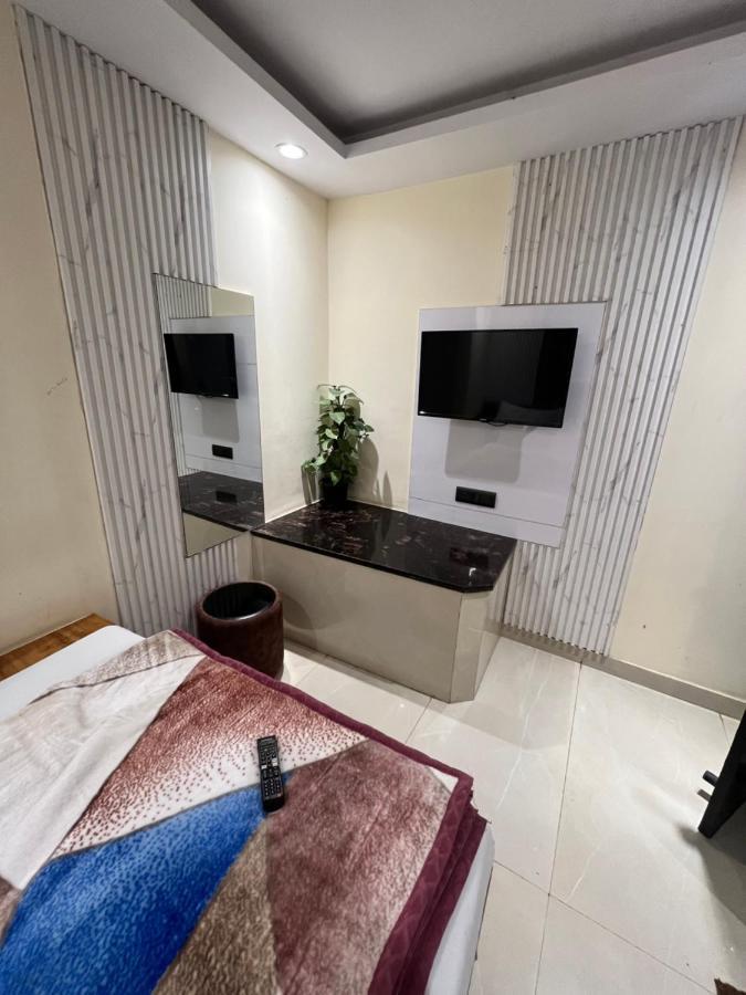 Hotel Mahalaxmi Deluxe New Delhi Exteriör bild